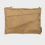 The New Pouch Mono Camel Large von Susan Bijl, 35 x 25 cm, wasserdichtes recyceltes Ripstop-Nylon, YKK-Reißverschluss