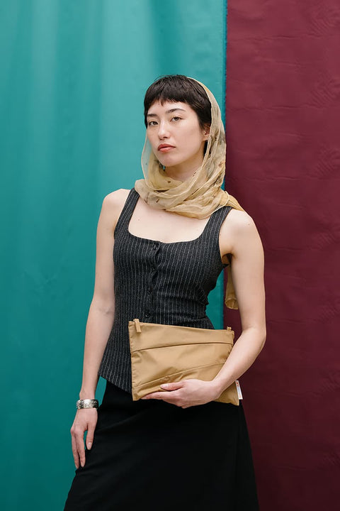 The New Pouch Mono Camel Medium Susan Bijl – Detailansicht Bluesign® Ripstop-Nylon in Mono Camel, kompaktes Format