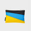 The New Pouch Multi Oxyde Medium tasche-susan-bijl-crossbody, Rückseite, diagonale Farbflächen in Schwarz, leuchtendem Blau und Sonnengelb