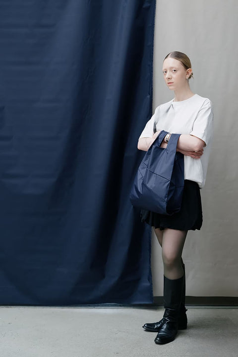 The New Shopping Bag Mono Water Medium Susan Bijl Dunkelblau – Detailansicht Bluesign® Ripstop-Nylon, faltbar, PFAS-frei