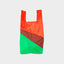 The New Shopping Bag Multi Drive Small Susan Bijl, Rückseite, diagonale Farbflächen in leuchtendem Orange, Dunkelbraun und leuchtendem Grün