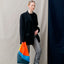 The New Shopping Bag Multi Tone Medium Susan Bijl, Rückseite, diagonale Farbflächen in leuchtendem Orange, Blau und Dunkelgrau