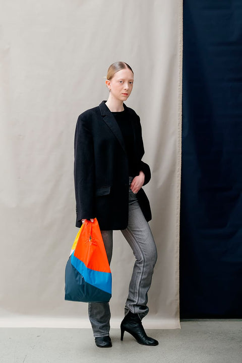 The New Shopping Bag Multi Tone Medium Susan Bijl, Rückseite, diagonale Farbflächen in leuchtendem Orange, Blau und Dunkelgrau