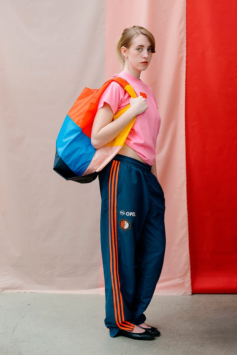 The New Shopping Bag Multi Tone Large Susan Bijl, befüllt getragen, > 20 kg Tragkraft, PFAS-freies recyceltes Ripstop-Nylon