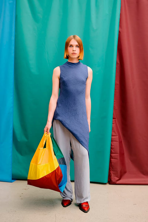The New Shopping Bag Multi TV Yellow Large von Susan Bijl, Vorderseite, diagonale Farbflächen in Apricot, leuchtendem Gelb und Bordeaux