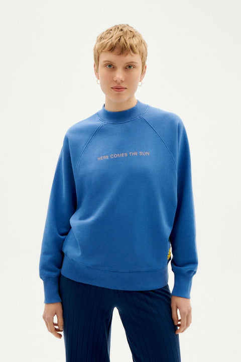 "Here Comes the Sun" Sweatshirt von Thinking Mu, blaue Bio-Baumwolle