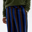 Gestreifte Hose in Blau und Braun mit weitem Bein