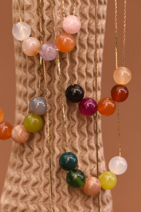 Vergoldete Halskette mit Halbedelsteinperlen - Einzigartige Handarbeit aus Frankreich