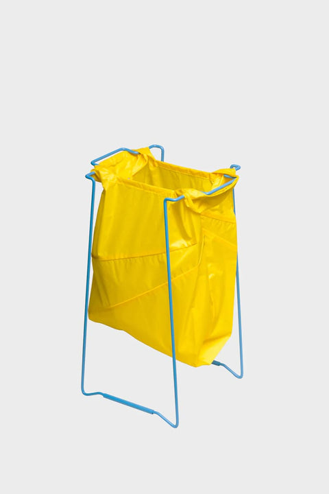 Stahlständer für Recycling und Wäsche im Wohnzimmer