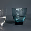 Trinkglas Fluens M KINTA Pigeon Blue, Detailansicht farbiger Glasboden in Taubenblau und weiche Kontur