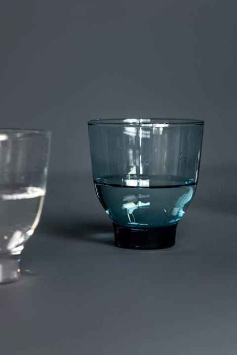Trinkglas Fluens M KINTA Pigeon Blue, Detailansicht farbiger Glasboden in Taubenblau und weiche Kontur