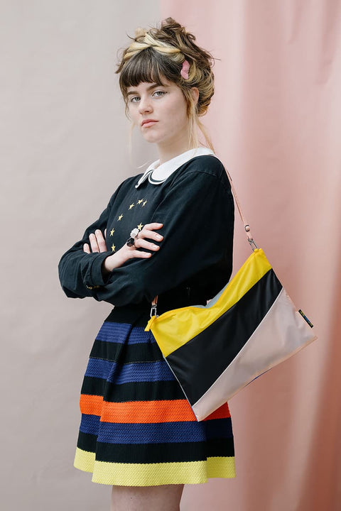 The New Pouch Multi Black Large Susan Bijl, beide Seiten nebeneinander, 35 x 25 cm, zwei Farbspiele ein Stück