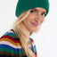 Danewarm Thoughts Beanie Danefae Grün, seitliche Ansicht, tiefes Grün als Naturakzent im Winteroutfit