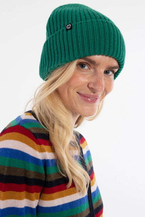 Danewarm Thoughts Beanie Danefae Grün, seitliche Ansicht, tiefes Grün als Naturakzent im Winteroutfit