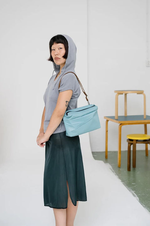 Hellblaue Francis & Hazel MEDIUM Tasche mit verstellbarem Gurt