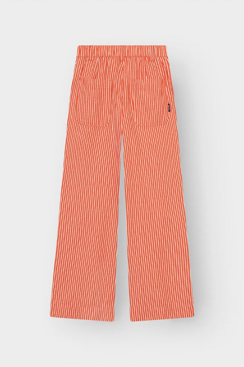 Seitenansicht der Vara-Hose in Grenadine-Rot, weites Bein in voller Länge