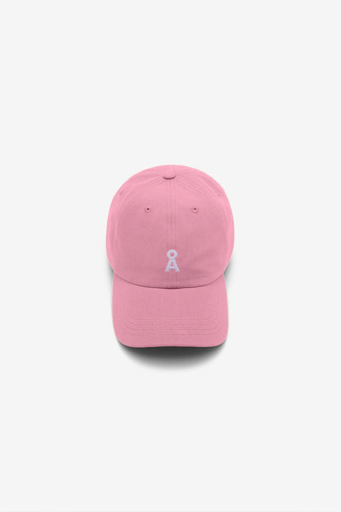 Yenaas Bold Kappe ARMEDANGELS Rosa – Detailansicht weißes Logo auf rosafarbenem Bio-Baumwoll-Cap