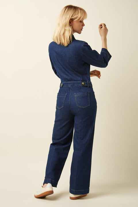 Eleganter blauer Jumpsuit mit Retro-Charme und weitem Schnitt aus Bio-Denim