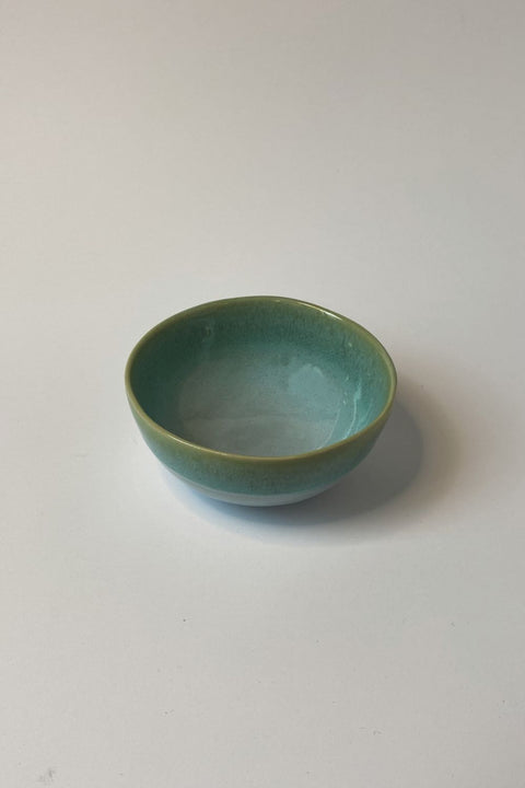 Schöne Keramikschale mit einer schönen matten Glasur in Grüntönen