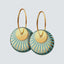 Kaufen Sie exquisite Ohrringe mit Porzellananhänger in mattem Gold - das perfekte Accessoire für jeden Anlass!