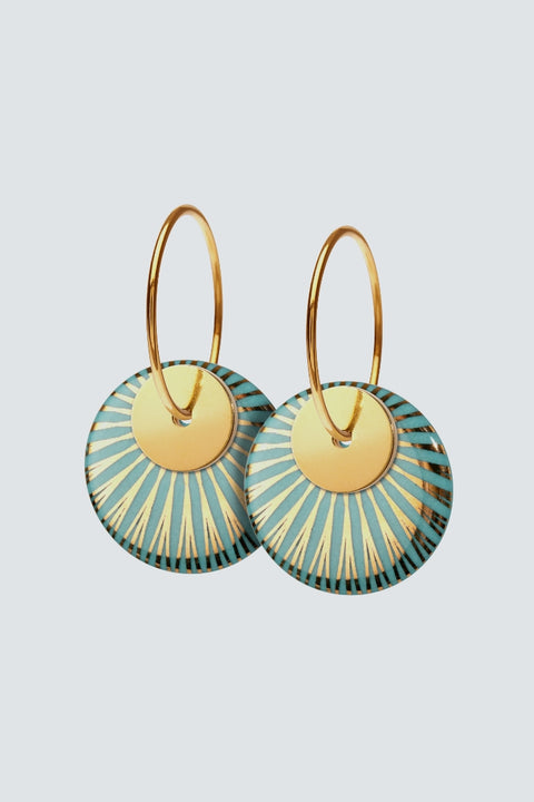 Kaufen Sie exquisite Ohrringe mit Porzellananhänger in mattem Gold - das perfekte Accessoire für jeden Anlass!