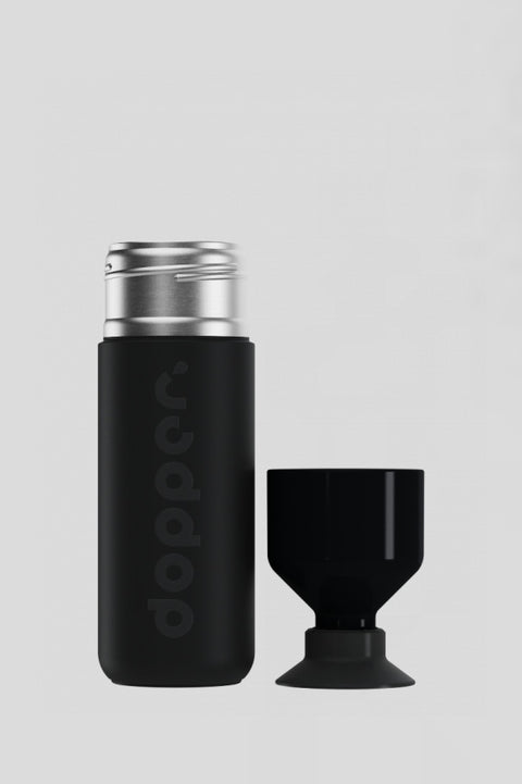 Eine schwarze isolierte Trinkflasche von Dopper
