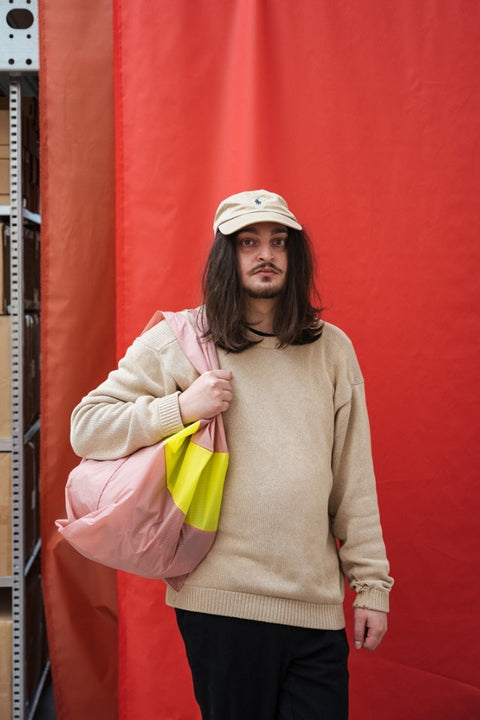 Die perfekte Alternative zur Plastiktüte - Susan Bijls Neue Einkaufstasche in Lachsfarbe mit einem gelben Streifen