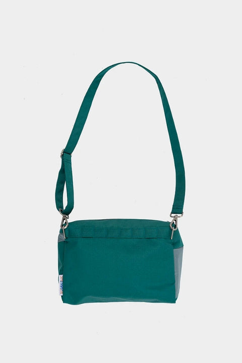 Entdecken Sie die neue Bum Bag in Grün und Grau - eine leichte und geräumige Handtasche aus recyceltem Nylon und Polyester