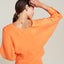 Für sonnige Tage: Die fröhliche Orange-Bluse mit V-Ausschnitt von Suite13LAB