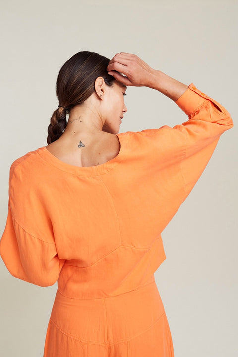 Für sonnige Tage: Die fröhliche Orange-Bluse mit V-Ausschnitt von Suite13LAB