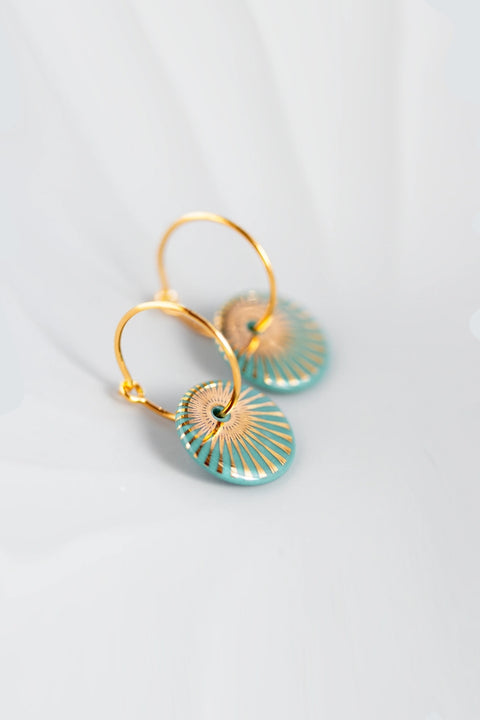 Mit diesen bezaubernden Ohrringen mit Porzellananhänger in mattem Gold wirst du garantiert zum Blickfang auf jedem Event.