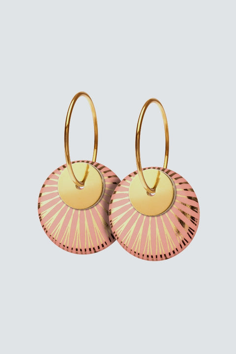 Stilvolle Ohrringe mit Porzellananhängern in mattem Gold - das perfekte Geschenk für Ihre Liebsten oder sich selbst!