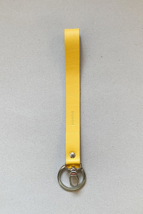 Gelber Lederanhänger für Schlüssel von Papoutsi