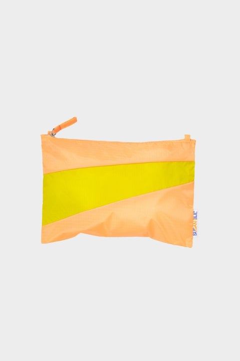 Eine Nahaufnahme der The New Pouch in Hellorange und Gelb, die perfekte Farbkombination für den Sommer