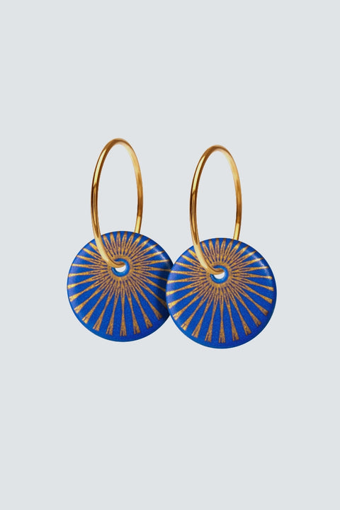 Entdecke unseren königsblauen Ohrring mit Porzellananhänger von Scherning - elegant und zart! Jetzt klicken und bestellen.