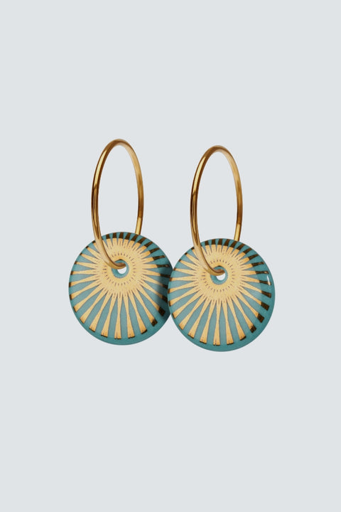Diese eleganten Ohrringe mit Porzellananhänger in mattem Gold sind der perfekte Schmuck für jeden Anlass. Jetzt im Angebot!