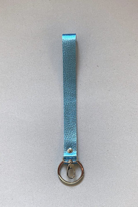 Glitzernder metallic-hellblauer Schlüsselanhänger aus Leder