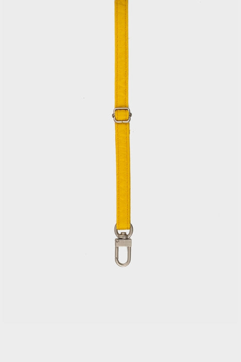 Der New Strap in Helio Gelb als stylisches Accessoire