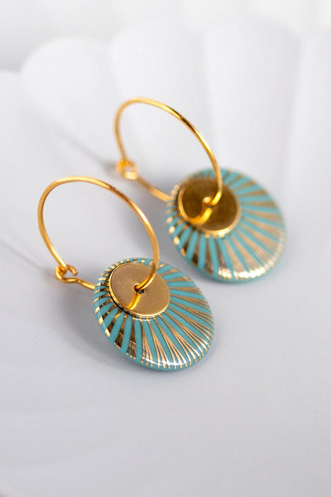 Entdecken Sie unser Angebot an handgefertigten Ohrringen mit Porzellananhängern in mattem Gold - der perfekte Schmuck für anspruchsvolle Frauen