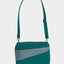 Die New Bum Bag in Grün und Grau ist umweltfreundlich und modern.